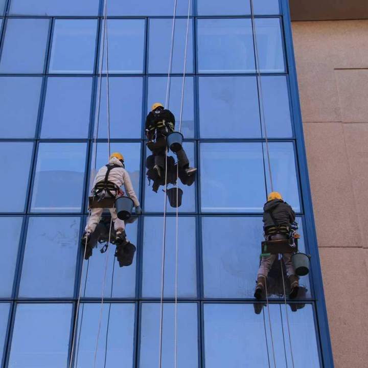 Nettoyage de vitres et de panneaux solaires en hauteur